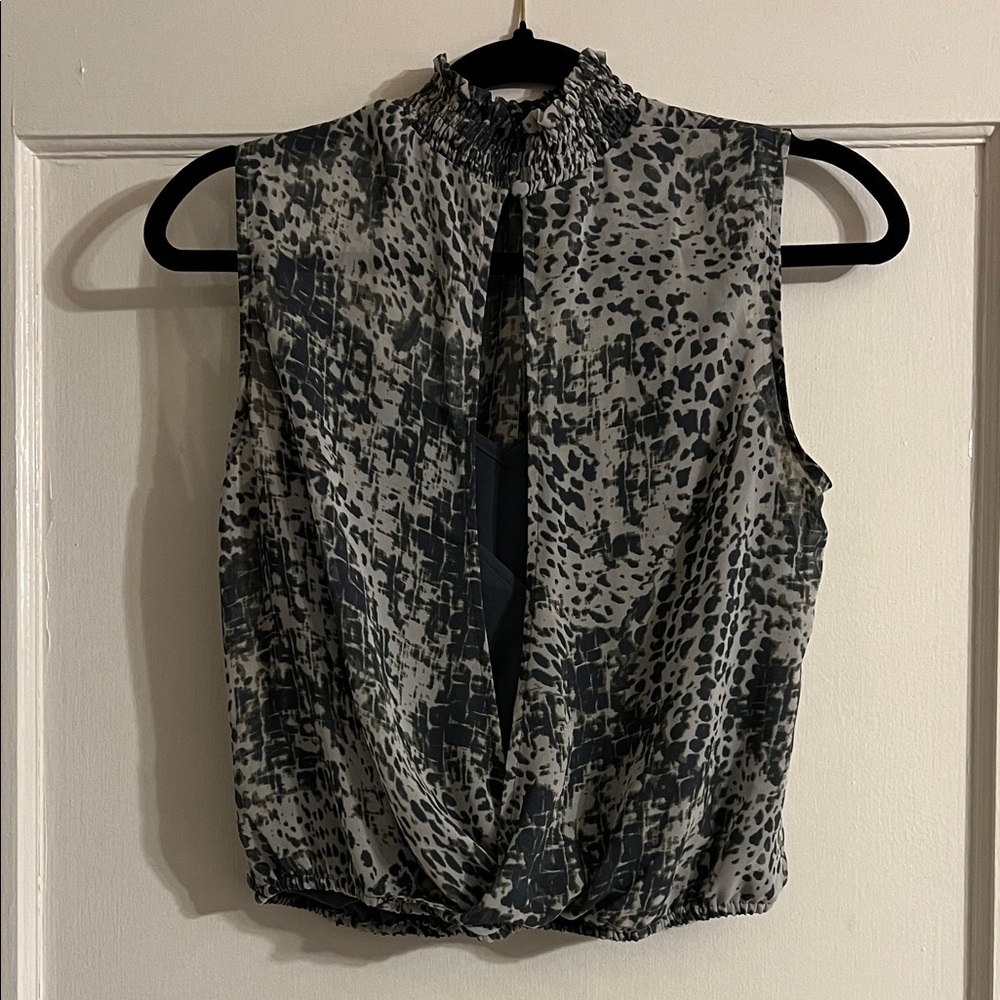 Express Gray And Black Patterned Blouse - image 2